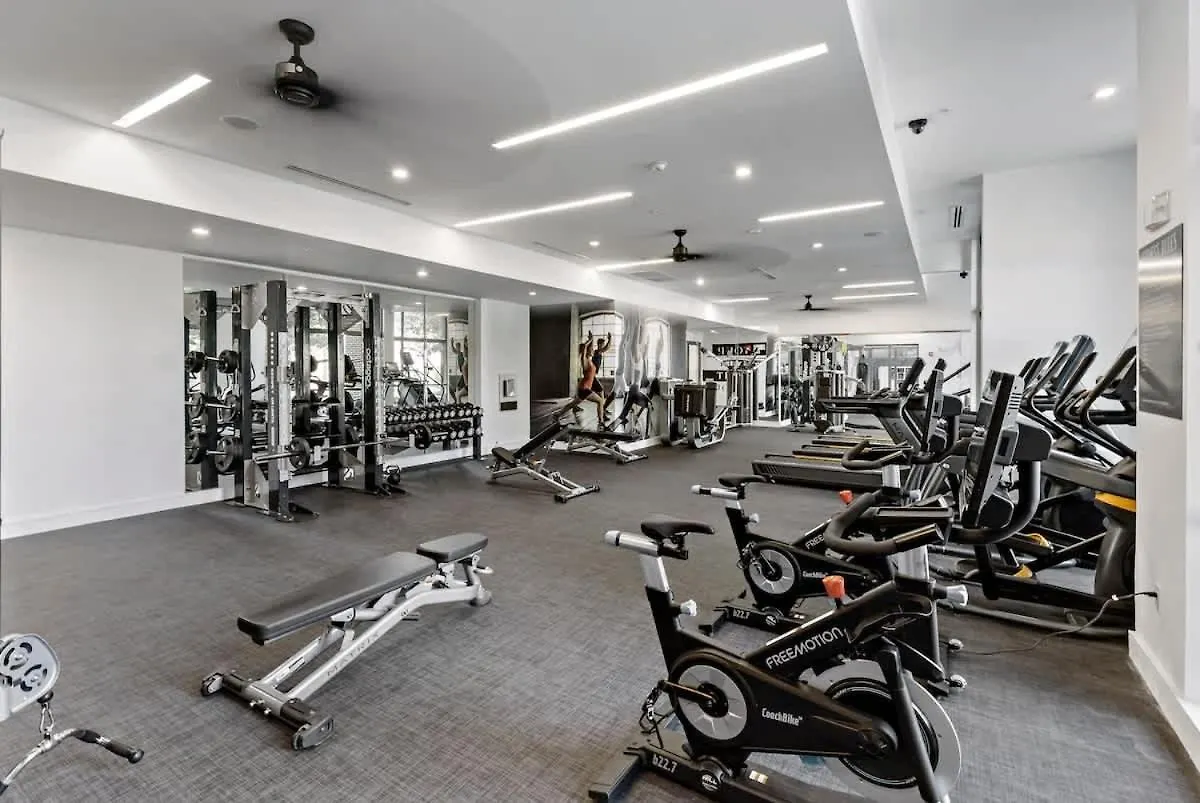アパート Spacious 2Bd - 5 Min Dt, Gym, Parking, W-D - Sleep 12 シャーロット